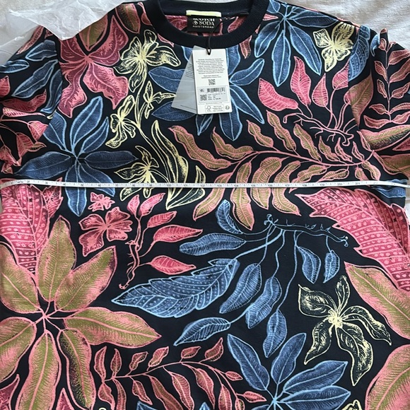 New Scotch and Soda
Big All Over Print Sweatshirt - Picture 14 of 16